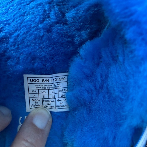 UGG Kids Bright Blue Fluffy Slippers - Picture 7 of 7